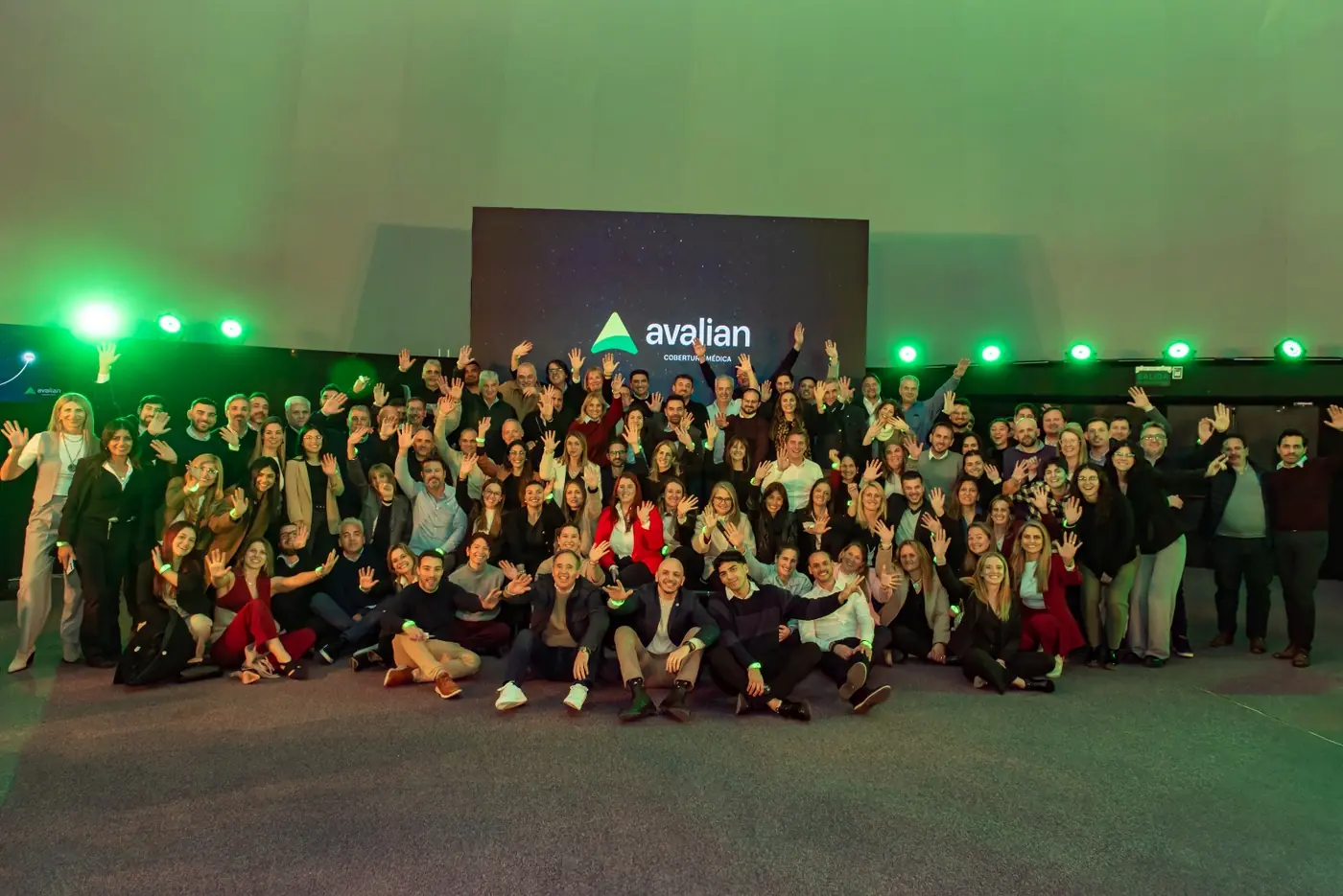 Foto grupal del equipo de Avalian con luces verdes