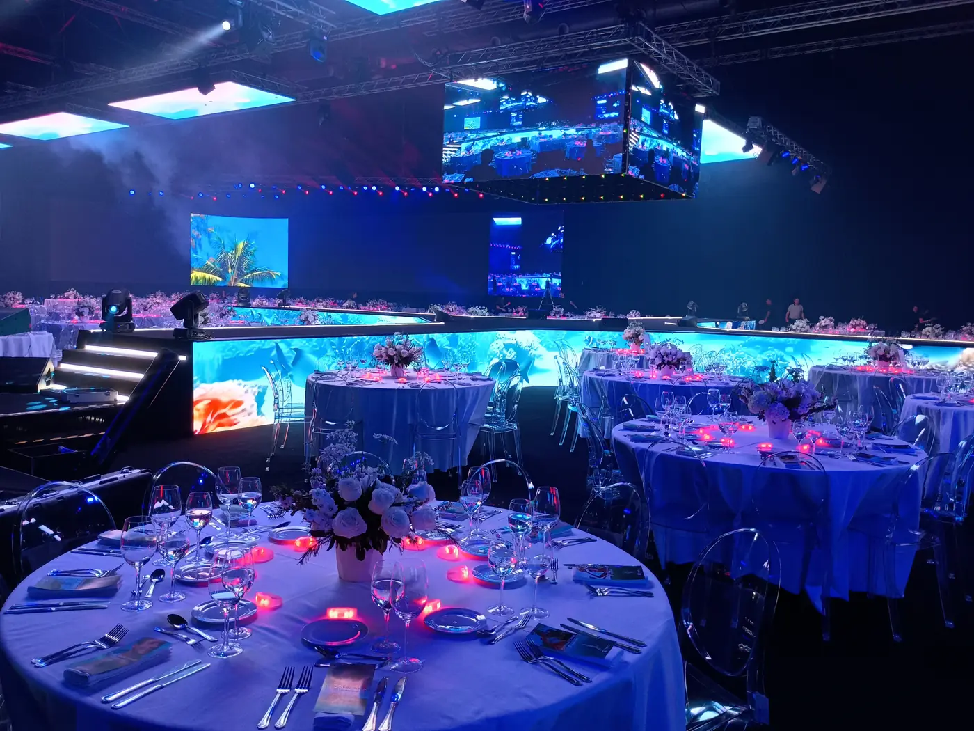 Mesas de una gala con pulseras LED encendidas