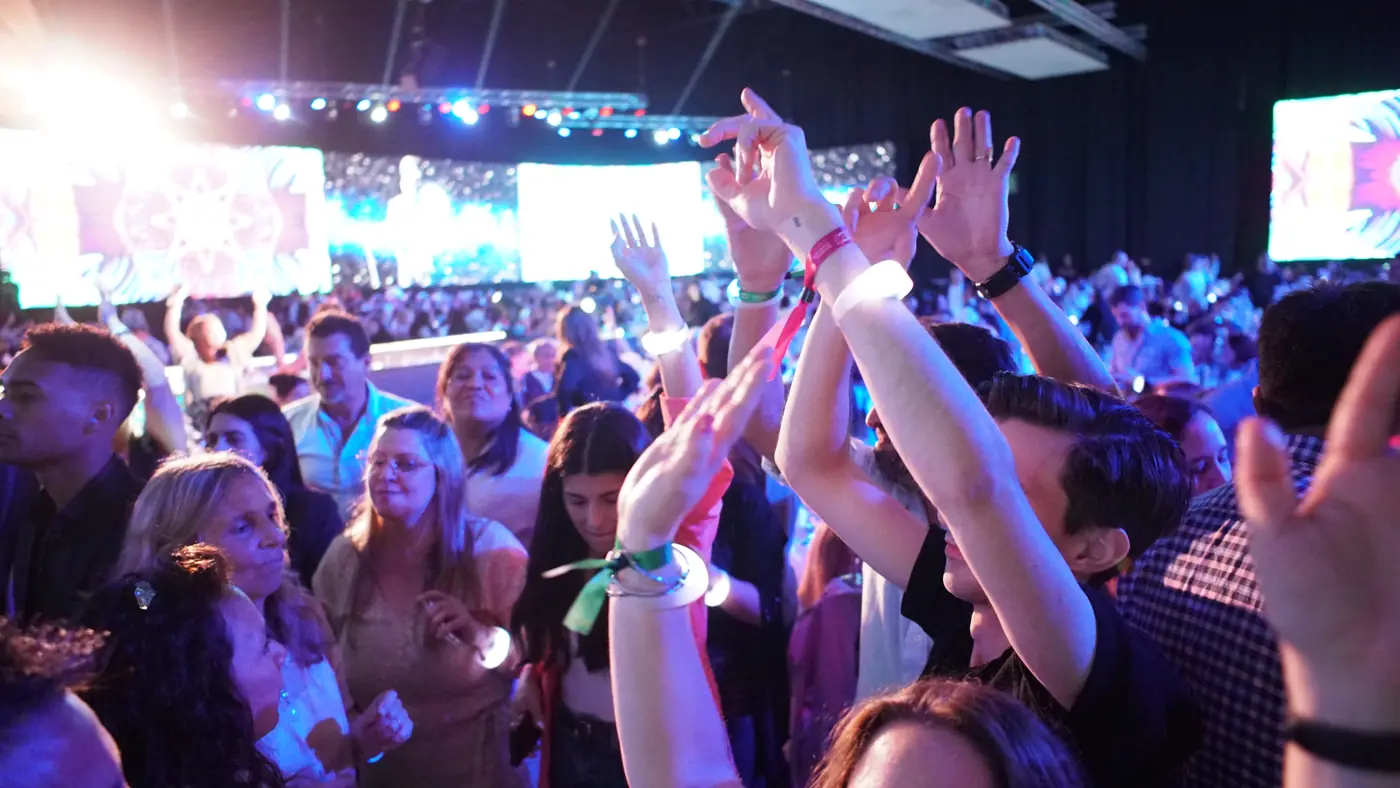 Público con las manos en alto y pulseras LED en La Rural