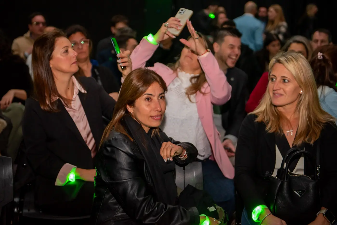 Invitadas con pulseras LED verdes encendidas