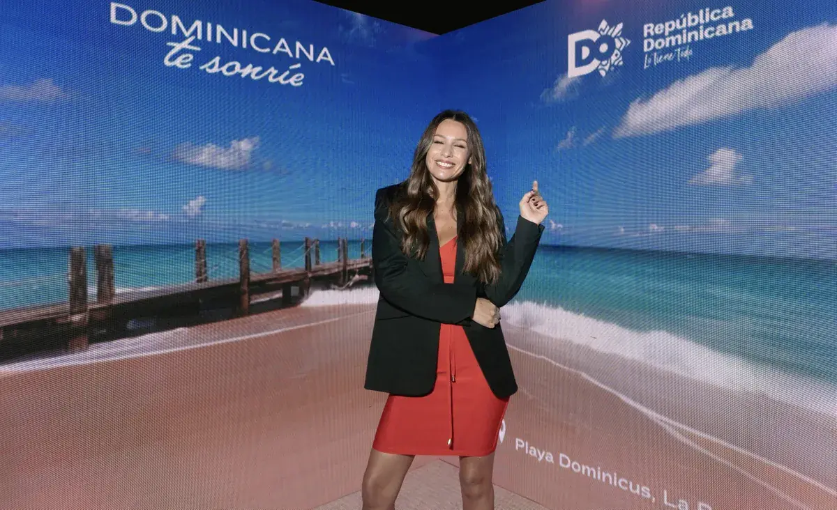 Invitada posando frente a una pantalla LED de República Dominicana