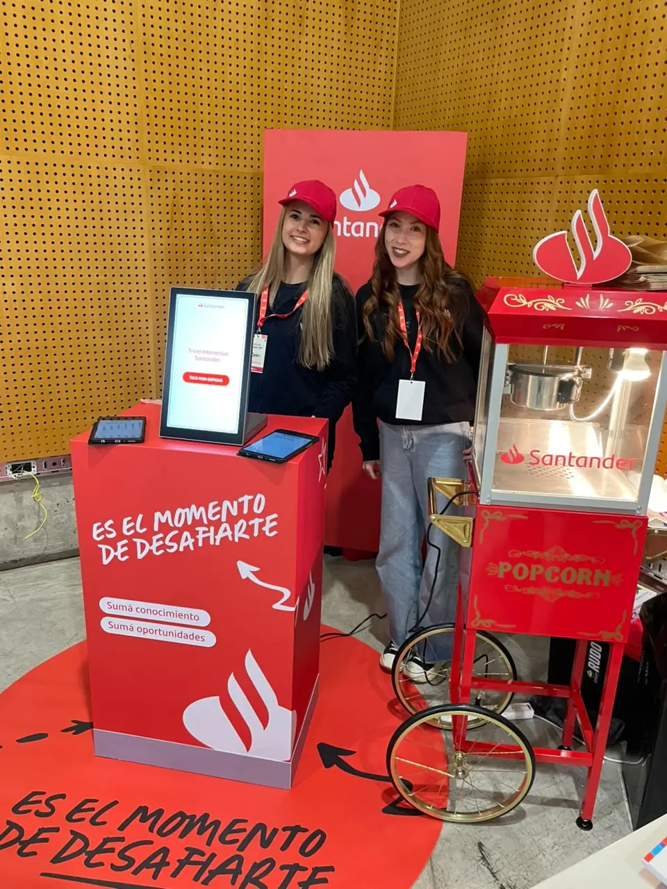 Stand de Santander con totems de trivia